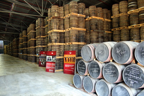 In großen Hallen lagert der Rum für Havana Club bei Santa Cruz auf Kuba.