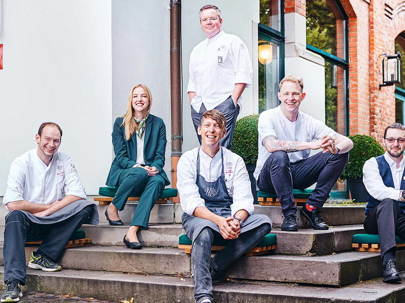 Das Team des Hotel Schloss Hohenhaus – in der Pandemie auch Handwerker.