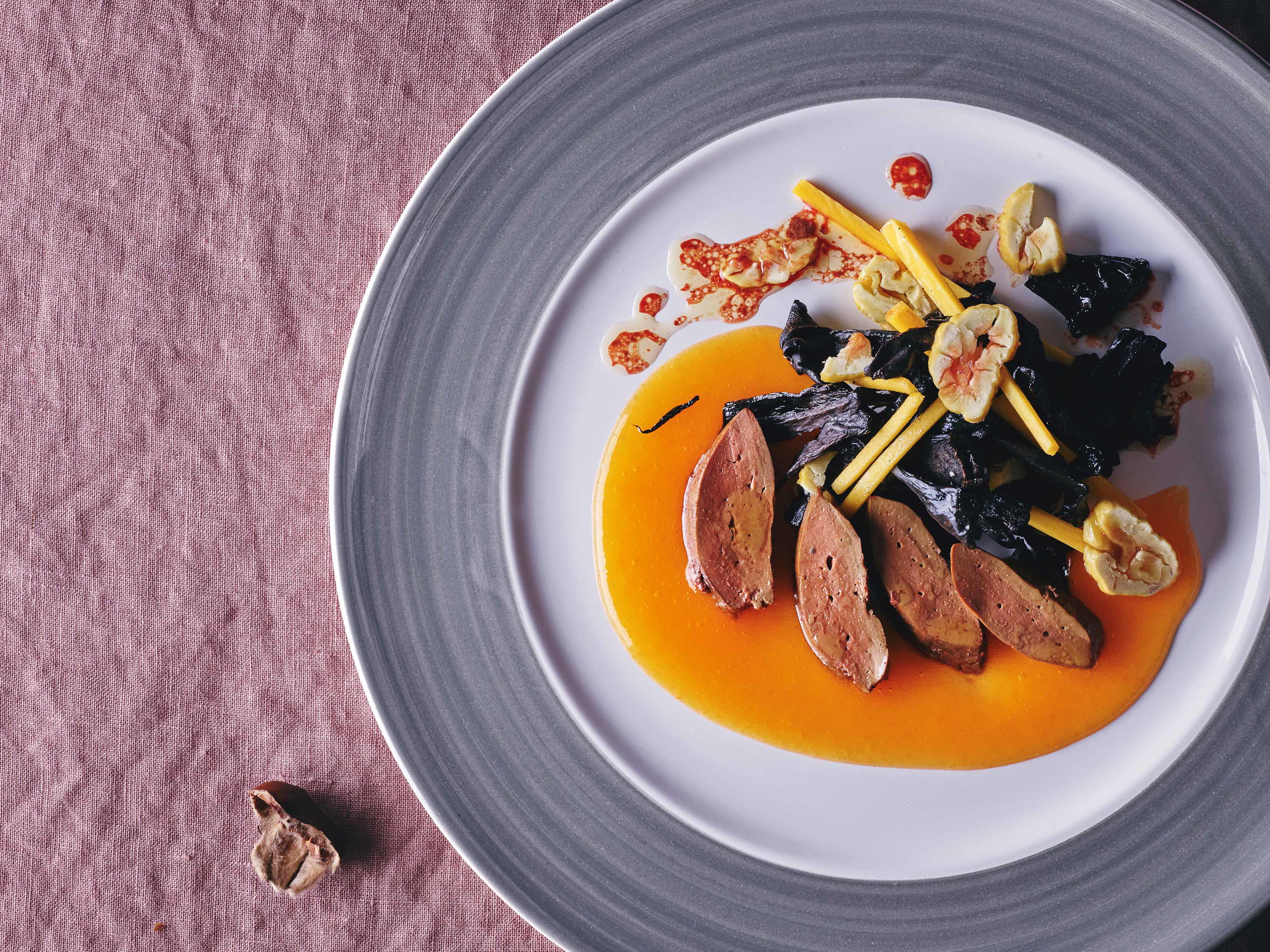 Köstliche Wildgansleber mit Herbsttrompeten, Kürbis, Kaki und Maroni.