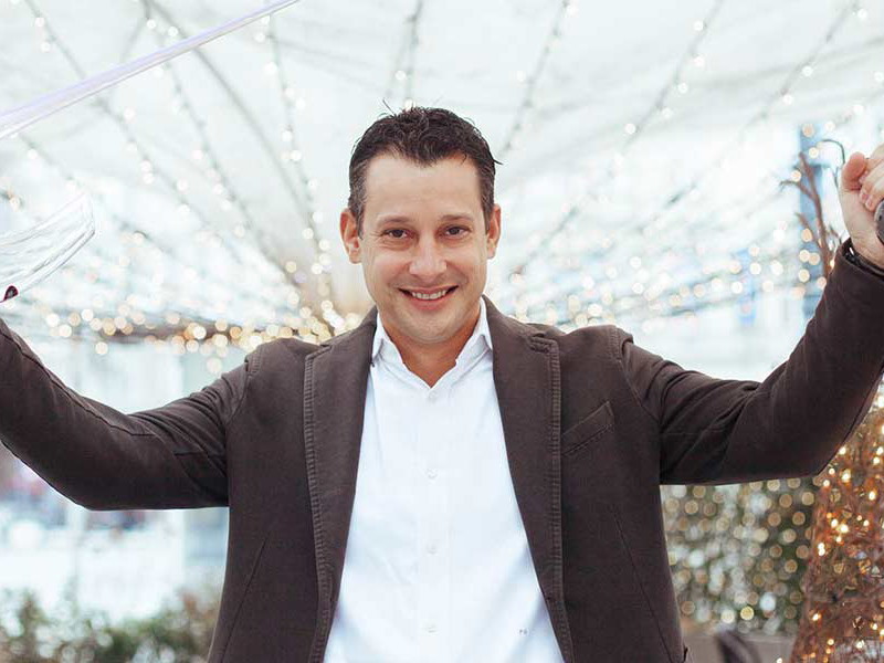 Philipp Grassl mit der Siegertrophäe von Riedel