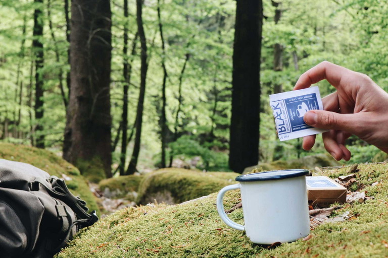 Der Instant-Kaffee passt in jede Jackentasche – und ist damit bestens auch für den Kaffeegenuss in freier Natur geeignet.