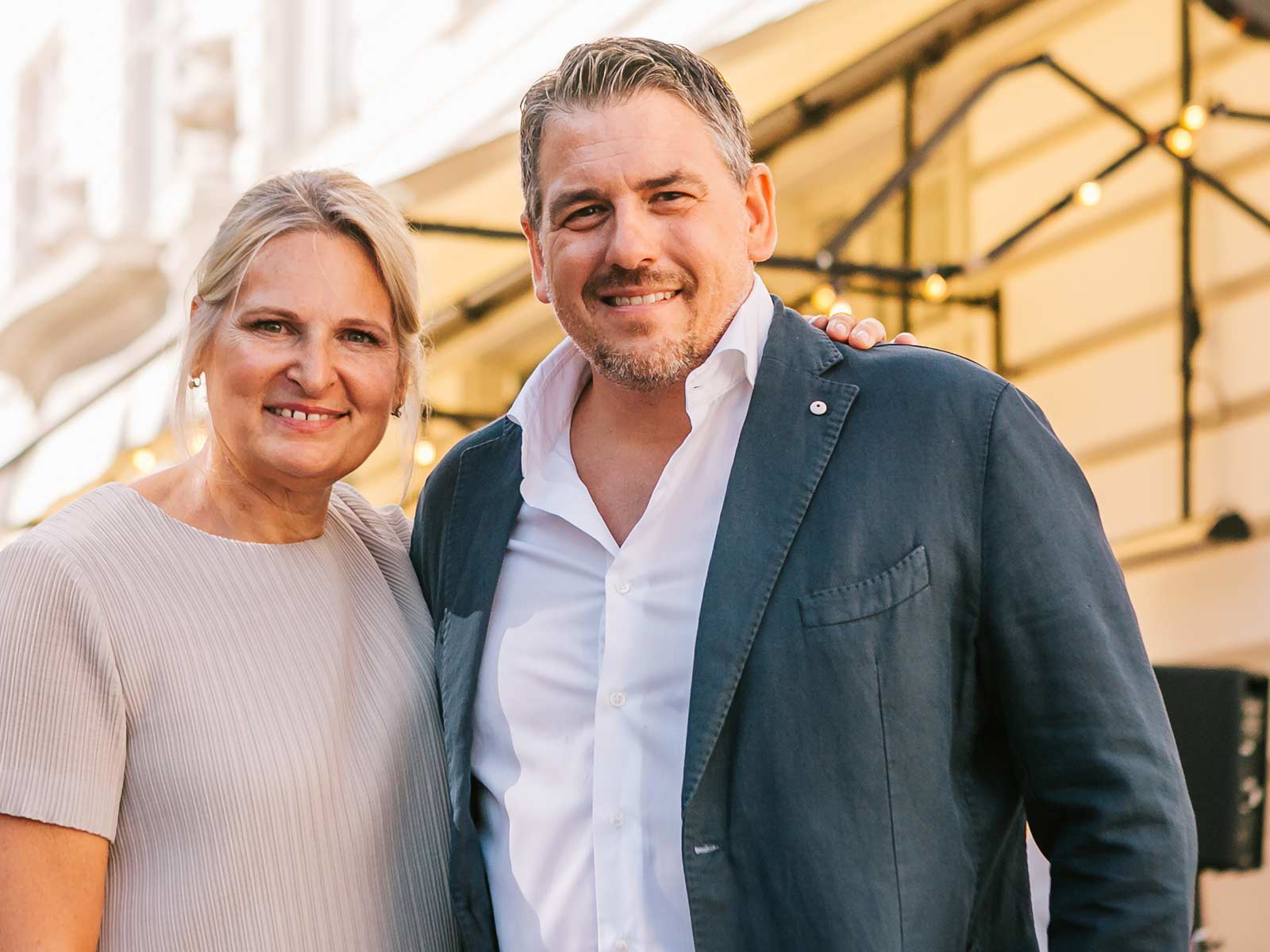 Gabriele und Robert Huth vor Ihrem jüngsten Lokal: Viva la Mamma