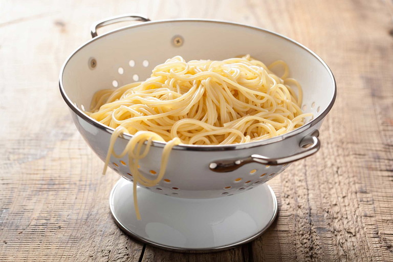  Praktischer Kniff: Pasta ist schneller fertig, wenn sie eingeweicht wird.