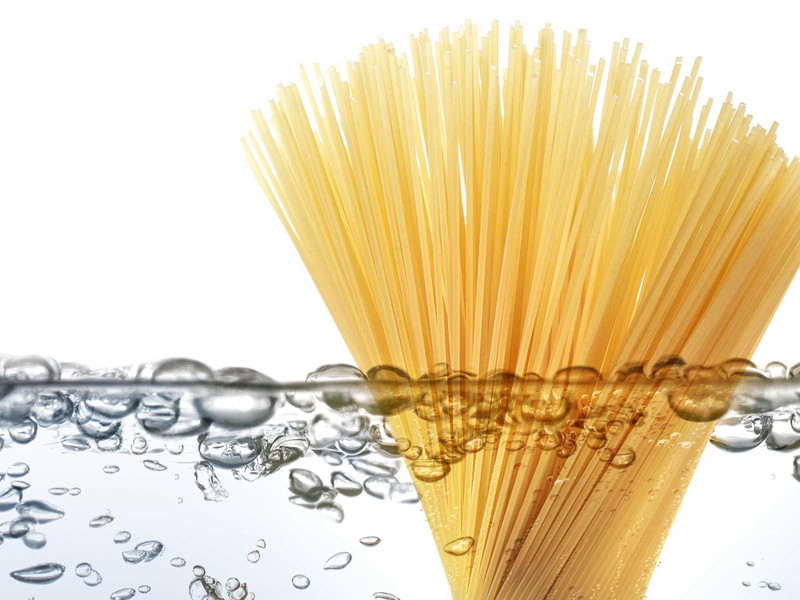 Dass Pasta in viel Wasser gekocht werden sollte, ist ein Mythos. Das Gegenteil ist der Fall.