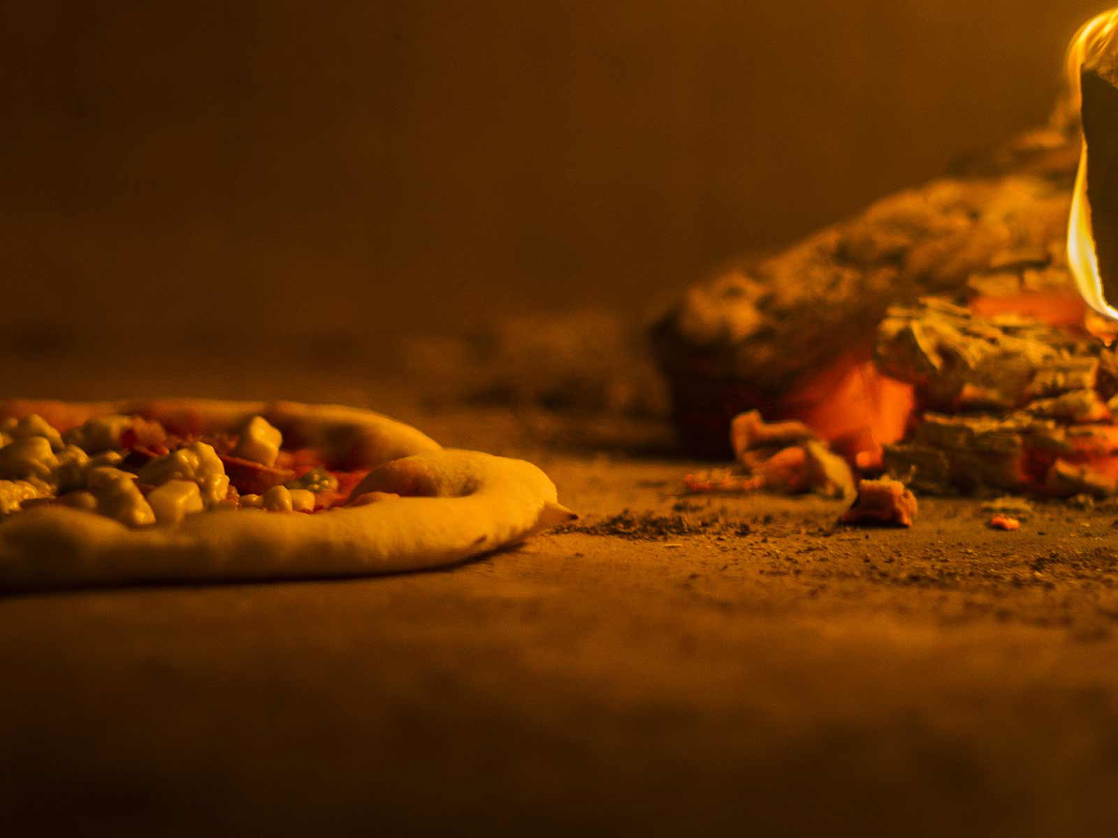 Beste Pizza aus dem Holzofen