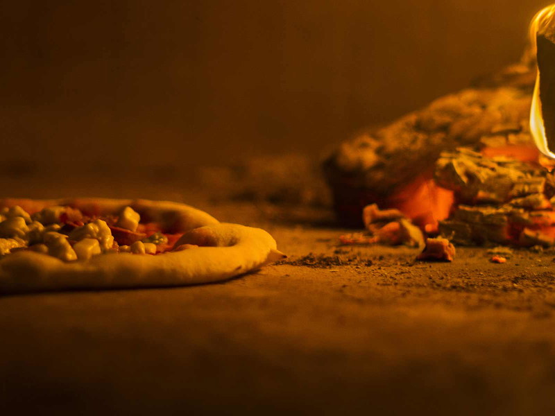 Beste Pizza aus dem Holzofen