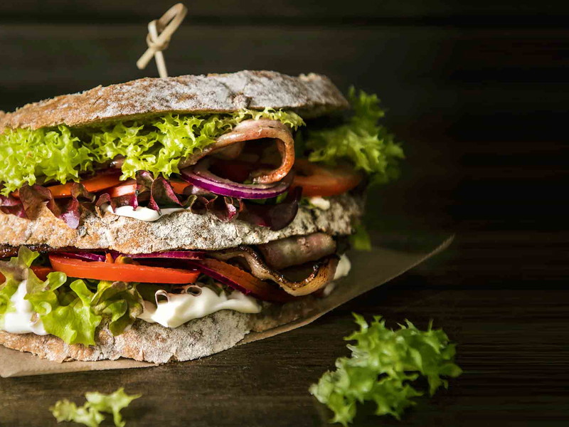 Erstmals beschrieben wurde das BLT-Sandwich im Buch «Seven Hundred Sandwiches» der Amerikanerin Florence A. Cowles aus dem Jahr 1929.