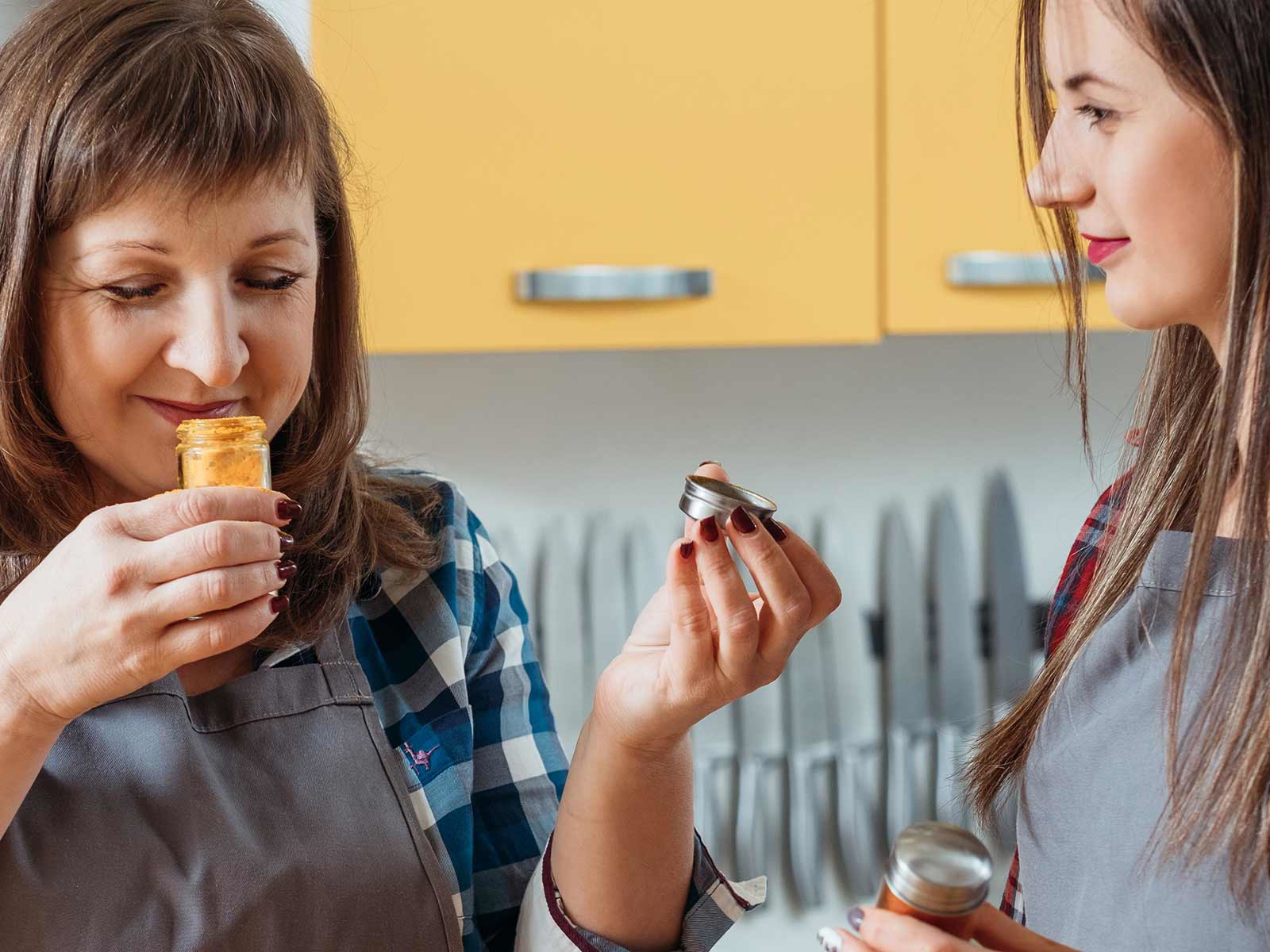 Sortieren Sie Ihre Vorräte und prüfen Sie, was noch genießbar ist.
