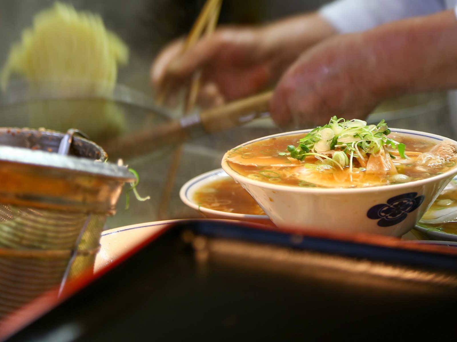 Um die perfekte Zubereitung von Nudelsuppe dreht sich der Ramen-Western »Tampopo«.