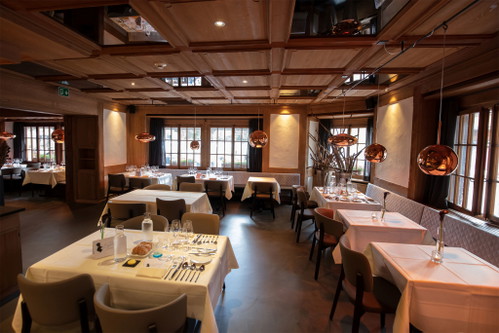 «Ravet Esprit»
Der Sternkoch Bernard Ravet eröffnete gemeinsam mit seinem Sohn Guy die Brasserie «Esprit Ravet» im Hotel «Bernerhof» in Gstaad. Anders als in ihrem Sternerestaurants «L'Ermitage» in Vufflens-le-Château in Waadt setzten die beiden in der neuen Brasserie vor allem auf einfache Gerichte und neu interpretierte Waadtländer Klassiker. In der Küche werden die beiden Spitzenköche nicht selbst stehen: Die Rezepte die sie eigens für das Lokal kreiert haben, setzt Chef Marcel Reis mit regionalen Produkten um.
Bahnhofstrasse 2, 3780 Gstaad bernerhof-gstaad.ch