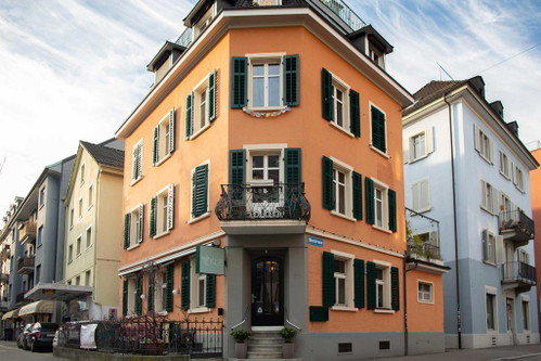 «Kle»
Das Restaurant von Zizi Hattib wurde im Falstaff Restaurant- und Beizenguide 2021 als Veggi-Vegan-Restaurant des Jahres ausgezeichnet: Nachdem die junge Spitzenköchin ihren Job als Software-Entwicklerin aufgab, kochte sie bei einigen der besten Köchen der Welt, darunter&nbsp; Andreas Caminada und Daniela Soto-Innes. In ihrem Restaurant serviert sie vor allem Speisen, die von der marrokanischen und mexikanischen Küche inspiriert sind – auf rein pflanzlicher Basis.
Zweierstrasee 114, Zürich 8003 restaurantkle.com