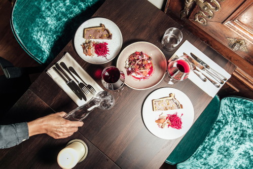 «Hôtel Bourbon»
Das «Hôtel Bourbon», das gar kein Hotel sondern ein Restaurant ist, verbindet im Zürcher Niederdorf französische Kulinarik mit dem Lifestyle New Yorks: Die moderne Küche von dem französischen Chefkoch Paul Cottanceau-Pocard ist mitunter von der Metropole New York inspiriert. Das im 12. Jahrhundert erbaute Haus, indem sich das Restaurant befindet wurde zudem komplett renoviert, wobei bestimmte historische Elemente erhalten blieben und mit modernem Interior Design kombiniert wurden.
Obere Zäune 19, 8001 Zürich hotelbourbon.ch