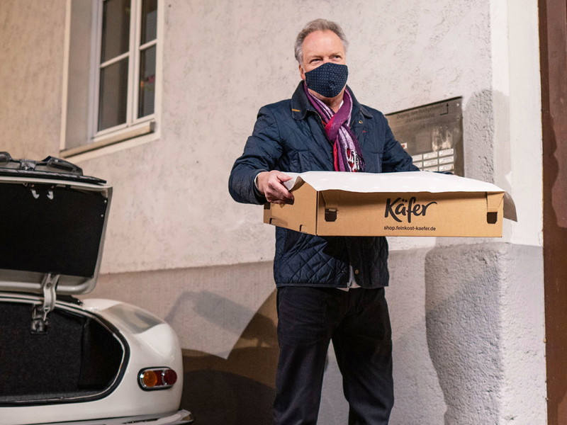 Bobby Bräuer beim Zustellen des neuen Menüs.