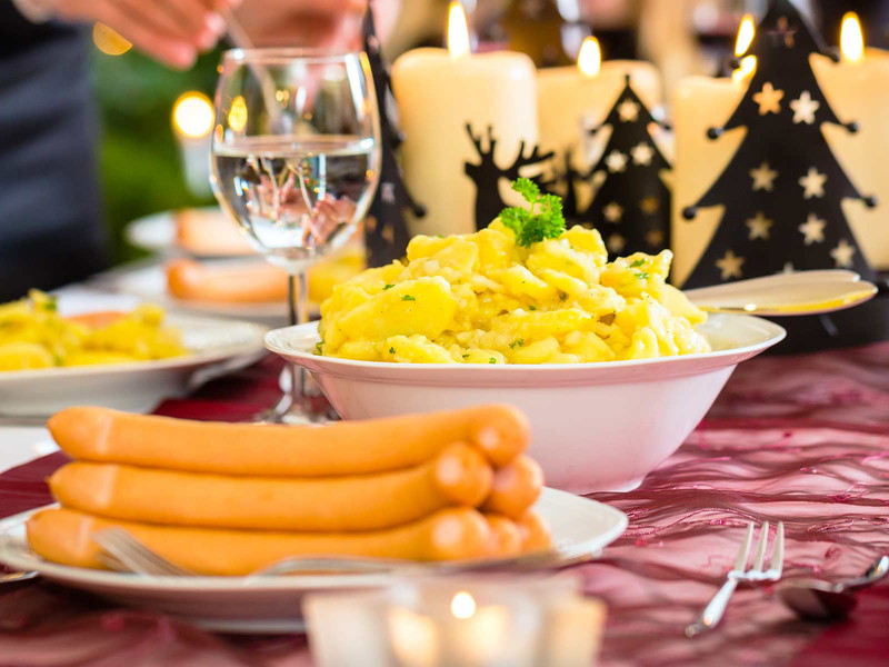 Würstchen mit Kartoffelsalat werden 2020 an Heiligabend am häufigsten serviert.