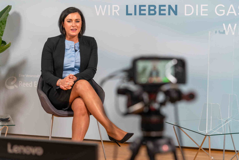 Elisabeth Köstinger: »Ich glaube es wäre zu wenig, sich einfach zurückzulehnen und zu warten, dass es wieder losgeht. Es braucht alternative Formate und da bieten sich natürlich digitale Kongresse hervorragend an.«