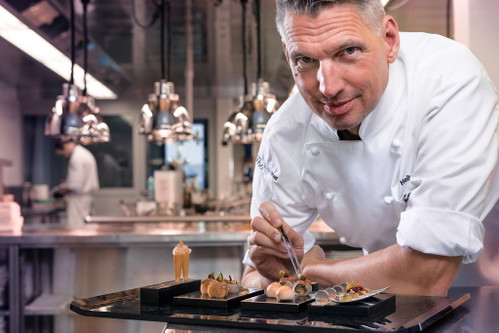 Heiko Nieder begeistert die Gourmets im feudalen «The Restaurant».