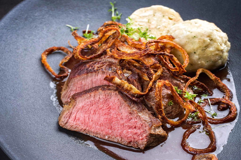 Zwiebelrostbraten mit Semmelknödeln: Die Knödel wurden seinerzeit erfunden, um trockene Gebäckreste weiterzuverwerten.