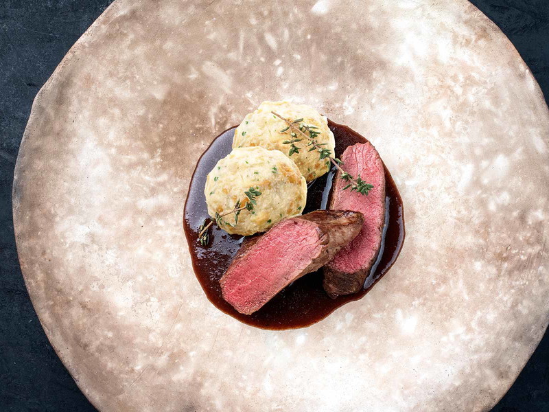 Ganz gleich ob frisches Bratensaftl oder Sauce: Knödel zu Wild überzeugen immer.