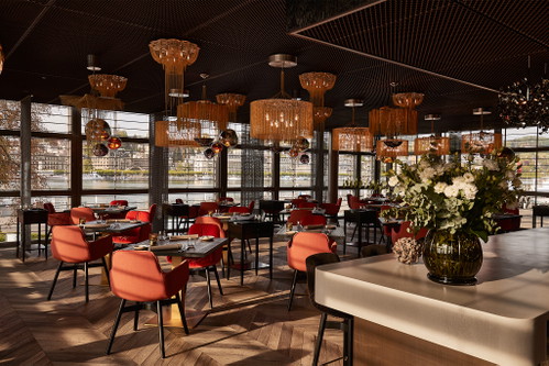 «Lucide»
Mit dem «Lucide», dessen Interior durch markante Farben und Formen geprägt ist, eröffnete ein neues Gourmetrestaurant im Kultur- und Kongresszentrum Luzern (KKL Luzern). Küchenchefin Michèle Meier, die zuvor im Restaurant «Blinker» in Cham kochte, ist für ihre geradlinige französische Küche bekannt: Neben besten Produkten aus der Region stehen bei ihr&nbsp;vor allem innovative Interpretationen auf dem Programm.
Europaplatz 1, 6005 Luzern lucide-luzern.ch