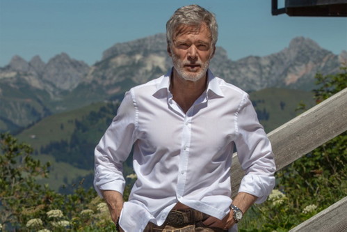 «Eggli»
Der Sternekoch&nbsp;Marcus G. Lindner ist seit der Wintersaison 2020 Bergbeizer auf dem Gstaader Hausberg Eggli: In dem neueröffneten Bergrestaurant «Eggli» serviert der gebürtige Vorarlberger neben einem hochwertigen kulinarischen Angebot, das man aus seinen Gourmet-Restaurants wie der&nbsp;«Chesery» oder dem «Leonard's» im «Le Grand Bellevue» kennt, vor allem&nbsp; lokale und bodenständige Gerichte.
Tschaanereweg 8, 3780 Saanen gstaad.ch/bergrestaurant-eggli