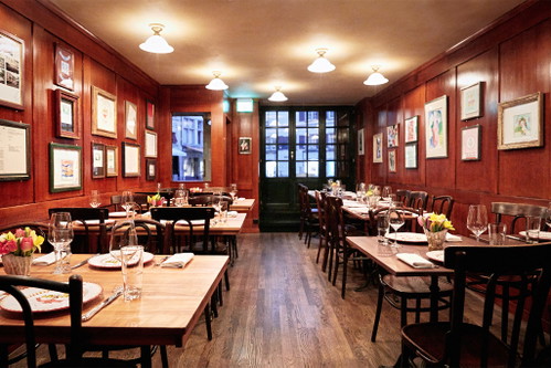 «Münsterhof»
Der Zürcher Szene-Gastronom Michel Péclard, der das Lokal vor 23 Jahren bereits leitete, übernahm den «Münsterhof» im Januar nach einer kurzen Umbau-Phase erneut. In der Weinstube im Erdgeschoss werden Schweizer Klassiker wie Fleischvögel, Fleischkäse mit Spiegelei und Kartoffel-Salat oder Ghackets-mit-Hörnli serviert, im Obergeschoss gibt es eine gehobenere Küche mit Gerichten wie Hummersalat à la Horst Petermann.
Münsterhof 6, 8001 Zürich muensterhoefli.ch