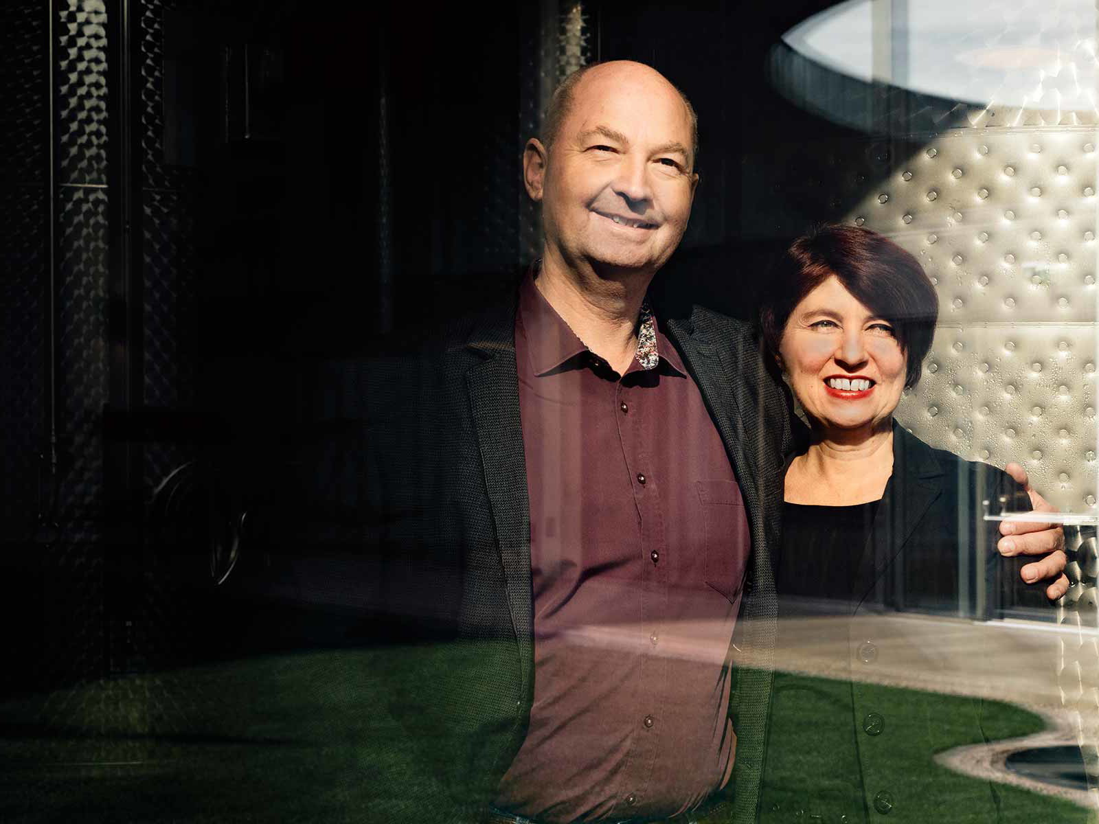 Norbert und Birgit Szigeti vor ihrer eindrucksvollen Kellerei, die ganz nach ihren Wünschen gestaltet wurde.
