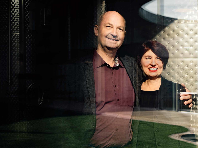 Norbert und Birgit Szigeti vor ihrer eindrucksvollen Kellerei, die ganz nach ihren Wünschen gestaltet wurde.
