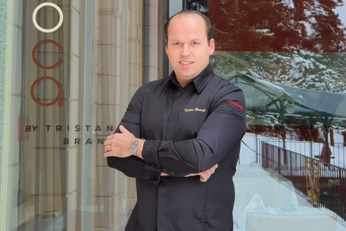 «EPOCA by Tristan Brandt»
Der deutsche Spitzenkoch Tristan Brandt eröffnete mit dem&nbsp;«EPOCA by Tristan Brandt» sein erstes Restaurant in der Schweiz: Seit Anfang Dezember ist er Patron und Namensgeber des Gourmet-Restaurants im Fünf-Sterne Hotel «Waldhaus Flims» in Graubünden. Für die kulinarische Leitung konnte Brandt den jungen Spitzenkoch Niklas Oberhofer gewinnen, der für seine kreative, nachhaltige und regionale Küche bekannt ist.
Via dil Parc 3, 7018 Flims, Graubünden waldhaus-flims.ch/epoca