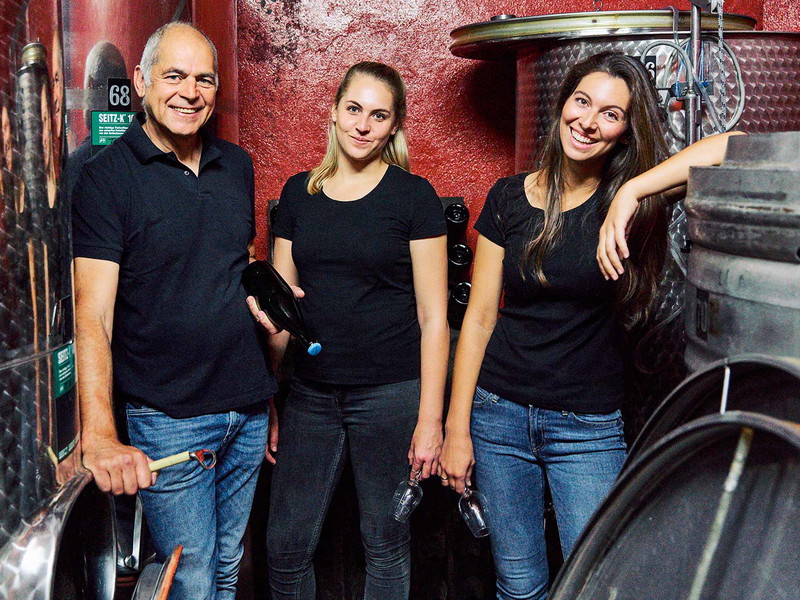 Sekt-Pionier Volker Raumland wird inzwischen von seinen Töchtern Katharina (Mitte) und Marie-Luise unterstützt.
