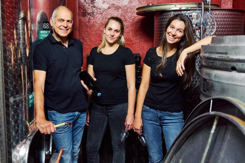 Sekt-Pionier Volker Raumland wird inzwischen von seinen Töchtern Katharina (Mitte) und Marie-Luise unterstützt.
