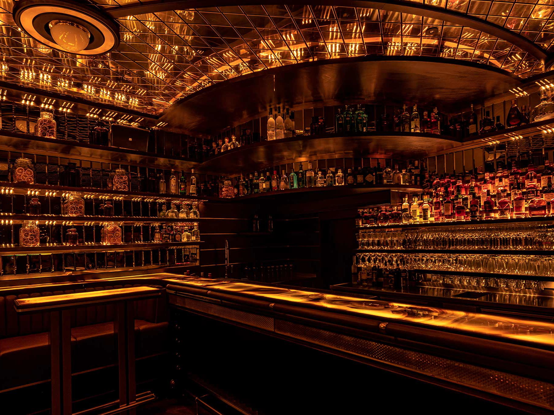 Die Cocktailbar »Kleinod Prunkstück« besticht mit glamourösem Ambiente.