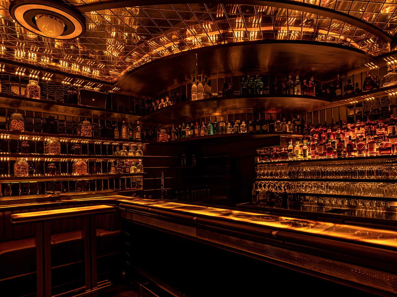 Die Cocktailbar »Kleinod Prunkstück« besticht mit glamourösem Ambiente.