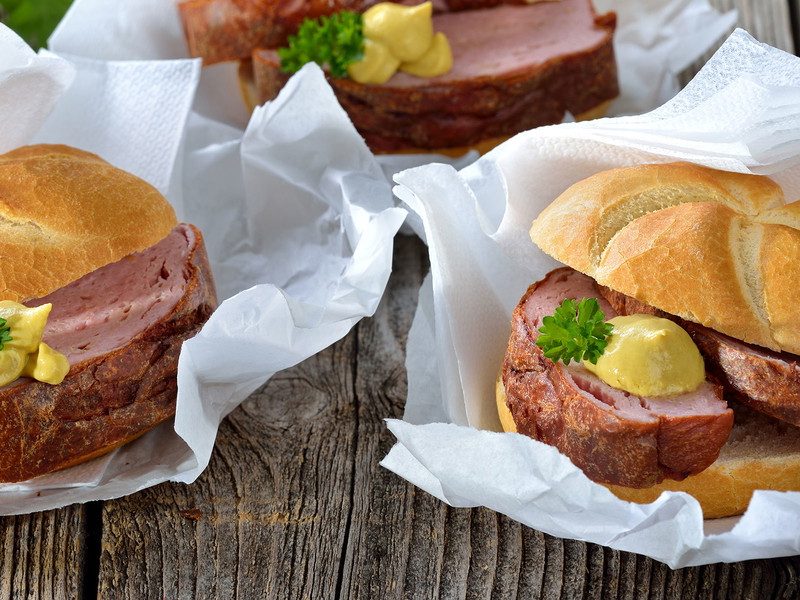 Der Drive-In ermöglicht fast kontaktloses Abholen von Leberkäse.