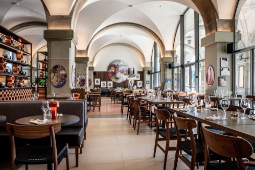 «Più»
Nach zwei Restaurants in Zürich eröffnete Rudi Bindella im Sommer das erste «Più» in Bern. Neben einer authentischen italienischen Küche bietet das Lokal im spektakulären «Kornhauskeller» gleich unterhalb des Restaurants auch traditionelle Schweizer Gerichte. Das «Più» in Bern ist zudem das erste Lokal mit einer angrenzenden Vinothek: Gäste können hier somit nicht nur Wein einkaufen, sondern auch probieren und gleich am Platz geniessen.
Kornhausplatz 18, 3011 Bern piu-ristorante.ch/piu-kornhaus
