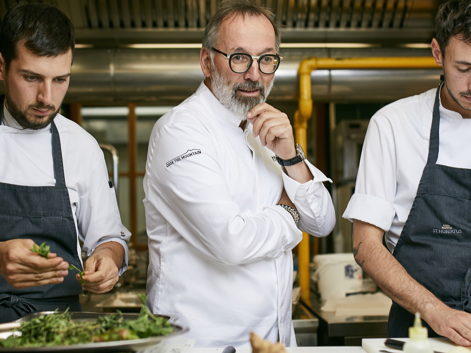 Das St. Hubertus im Südtirolerischen St. Kassian unter der Führung von Norbert Niederkofler (Mitte) gehört zu den besten Restaurants Italiens.