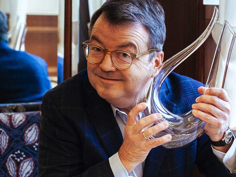 Wein &amp; Co Geschäftsführer Willi Klinger mit der Siegertrophäe von Riedel