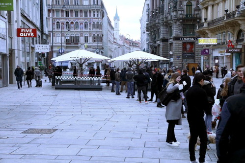 Die Schlangen vor dem Lokal sind auch am zweiten Öffnungstag lange.