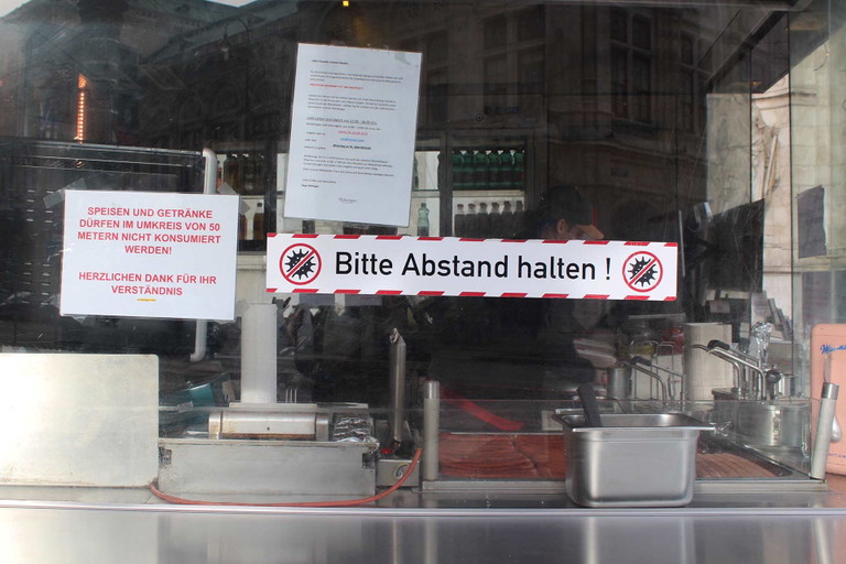 Wer einen Würstel to go kauft, darf dieses nicht im Umkreis von 50 Metern konsumieren.