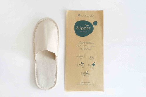 Zu den Slippern wird auch eine nachhatlige Verpackung angeboten.