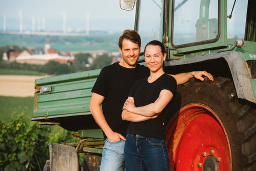 Honig als Aroma im Wein findet sich unter anderem in Gewächsen der Sorte Gewürztraminer. Der nicht minder komplexen Scheurebe haben sich Bianka und Daniel Schmitt aus Rheinhessen verschrieben.