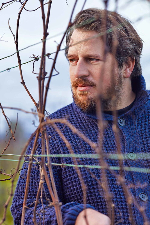 Christian Tschida hat einen seiner Weine »Laissez-Faire« genannt. Das sei seine Antwort auf die Frage, ob strenge Ordnung oder freie Entfaltung besser sei, meint er – im Weinbau ebenso wie im Leben überhaupt.