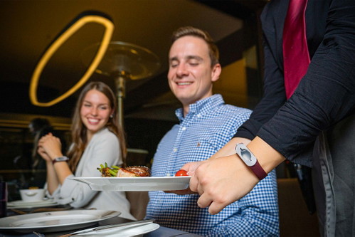 Ein Hingucker: modischer und schlanker Fitnesstracker-Look.