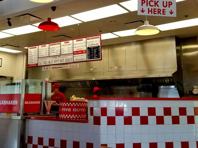 »Five Guys« zählt weltweit 1.500 Filialen&nbsp;­– jetzt eröffnet der erste Standort in Österreich.