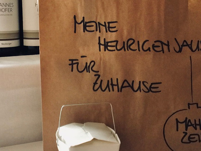Sechs Heurigenbetriebe bieten Spezialitäten der Thermenregion an.
