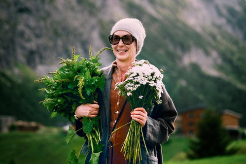 Natascha Walch mit Wildkräutern, die auf den umliegenden Almen in köstlicher Vielfalt gedeihen.