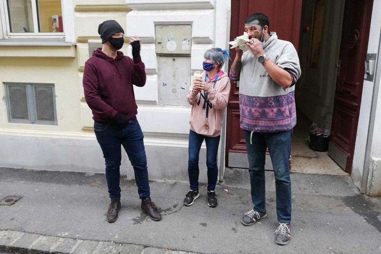 Die Übergabe der »Solibosna« an Bewohner des Haus »St.Josef«. Links: »Wurstdompteur« Philipp Rosska vom »Wiener Würstelstand«.