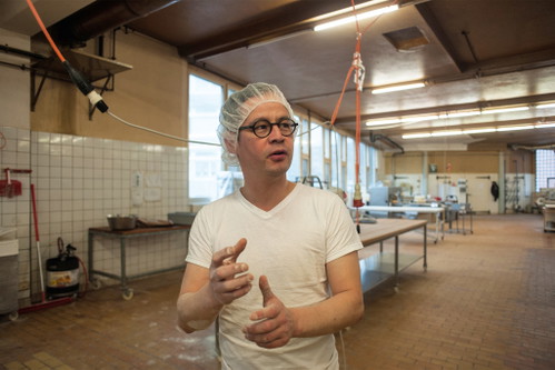 Seri Wada war im Finanzsektor tätig, bevor er sich 2015 auf die Mission «Best Baguette» begab. Sein Ziel ist der Gewinn des Grand Prix de la baguette de tradition française de la ville de Paris.