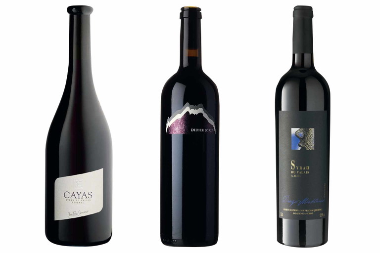 (v.l.n.r.) Platz 1:&nbsp;Cayas Syrah Réserve AOC Valais 2015, Jean-René Germanier Vins, Vétroz – »Eleganter, harmonischer Syrah von Weltformat.« Platz 2:&nbsp;Syrah Champlan 2019, Didier Joris SA, Chamoson – »Alpiner, einzigartig frisch-würziger Syrah.« Platz 3:&nbsp;Syrah 2018, Adrian &amp; Diego Mathier, Salgesch – »Modern, saftig-frisch und ausgewogen.«