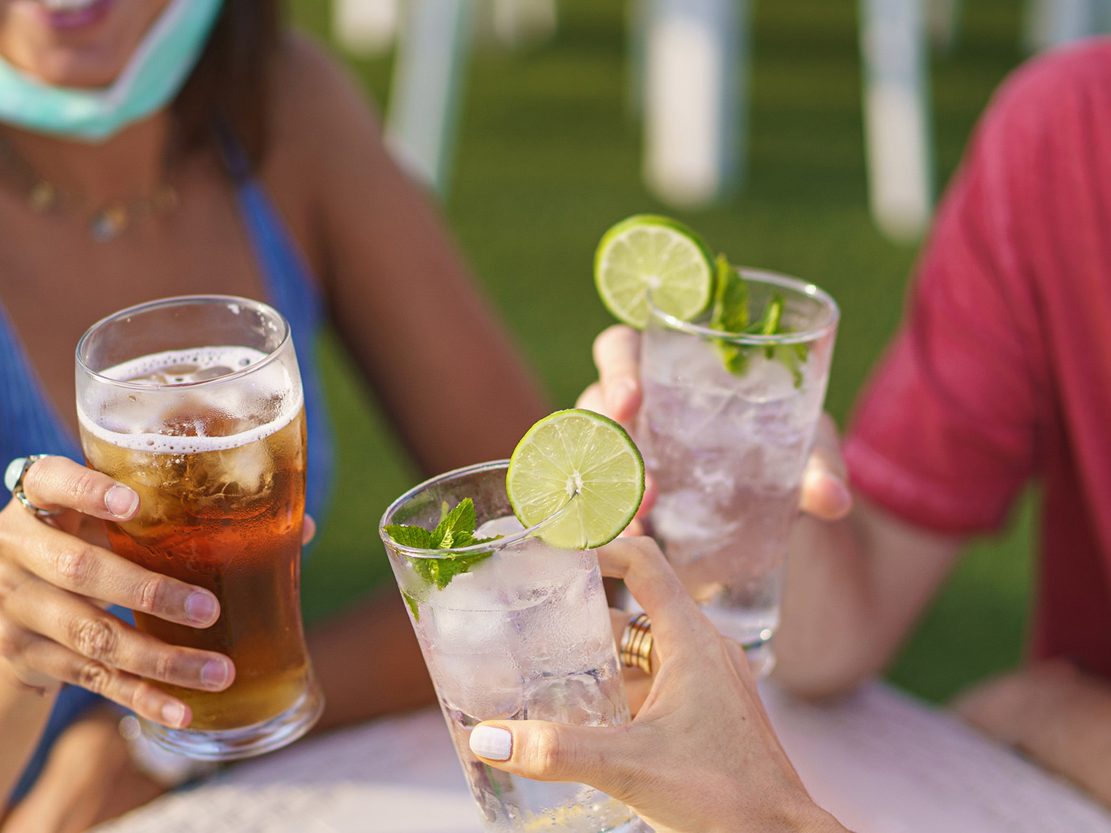 Wer sich gegen Covid-19&nbsp;impfen lassen möchte, sollte seinen Alkoholkonsum zumindest für kurze Zeit beschränken.