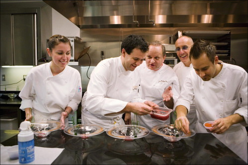 Joël Robuchon (2. v. l.) sicherte&nbsp;bis in die 2000er-Jahre mit multiplen Restaurants in aller Welt die Vorherrschaft der französischen Küche.
